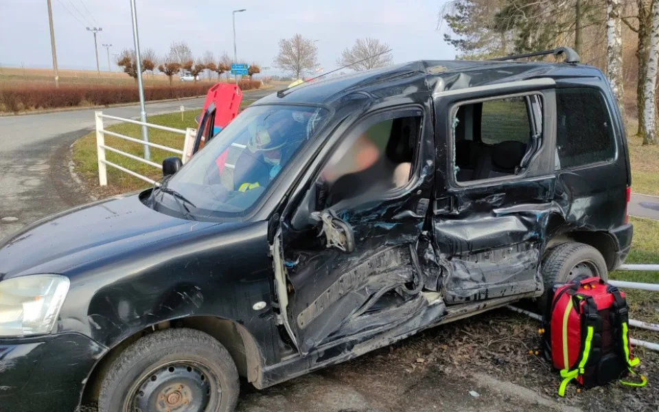 V Milovicích u Hořic se srazila dvě auta, na místě byl i vrtulník