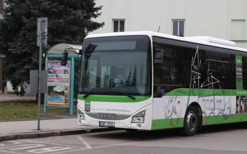 Tento týden začal jezdit ve Dvoře Králové nový autobus. Převeze až 70 cestujících najedou
