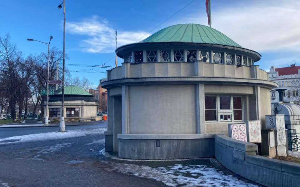 Hradec hledá nájemníky do kiosků na Pražském mostě, rychlé občerstvení tu ale nechce