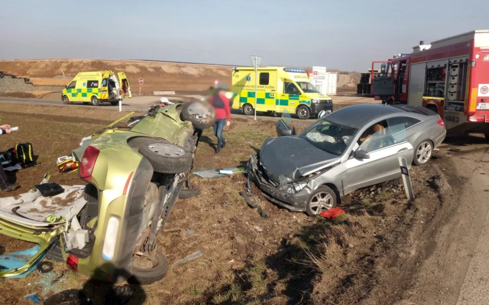 Na hlavní mezi Jaroměří a Hradcem se opět bouralo, hasiči museli vyprostit dvě osoby