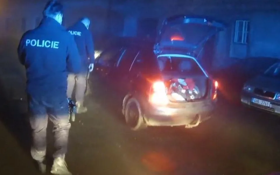 Řídil se zákazem řízení pod vlivem drog v kradeném autě s otevřeným kufrem