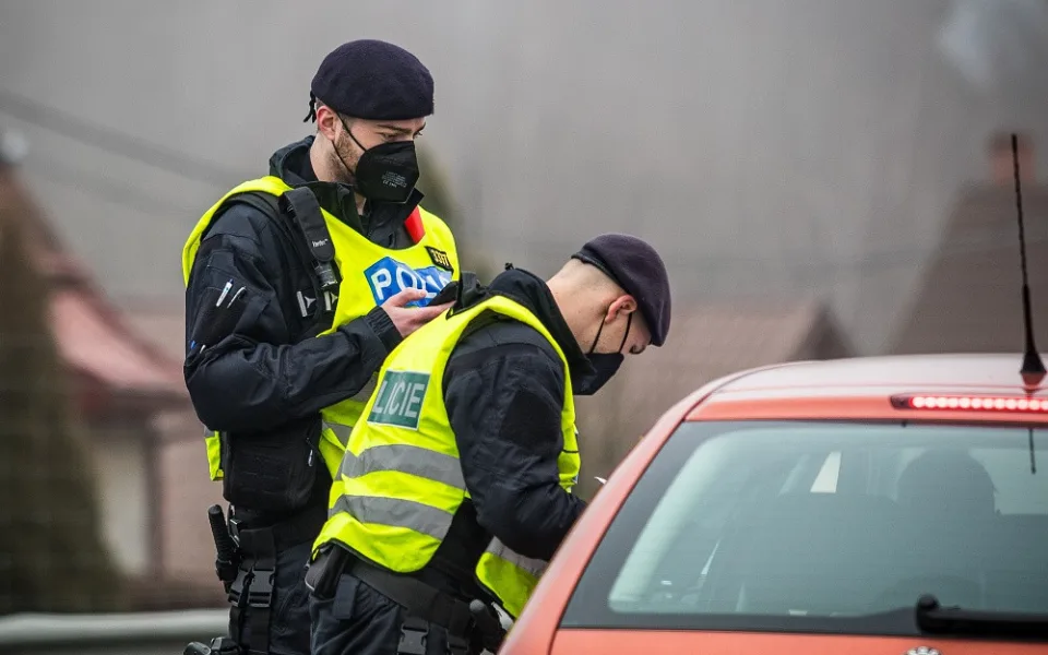 Řidiče bez řidičáku neodrazují ani kontroly na hranicích okresů