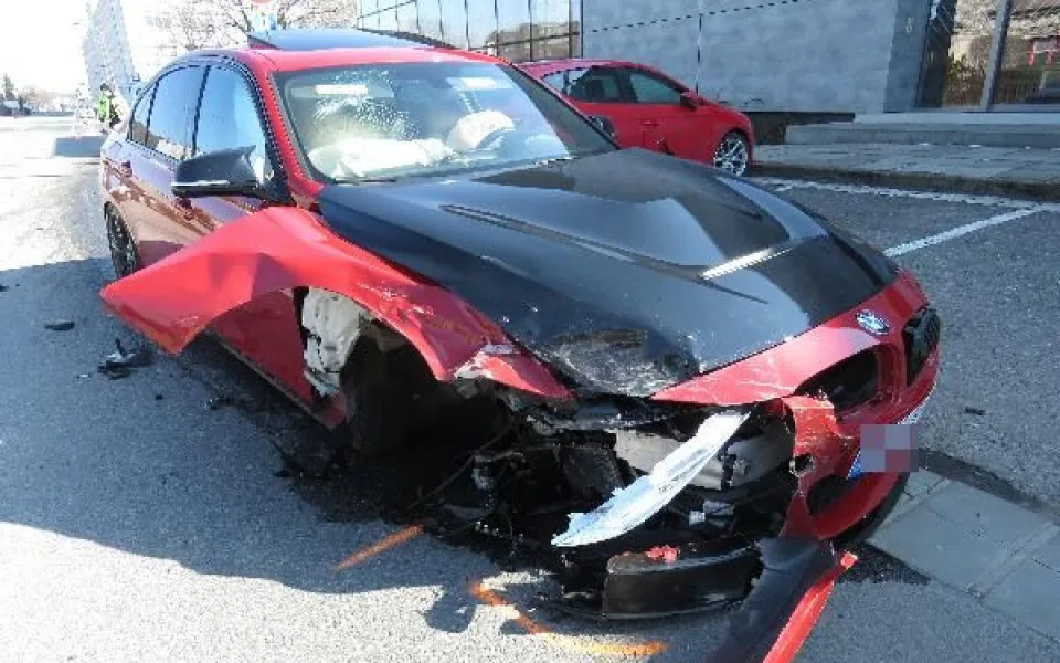 Kapela Poetika měla v Hradci Králové dopravní nehodu. Do jejich auta narazil mladý řidič BMW