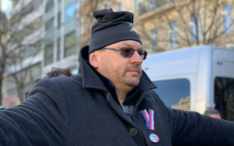 Volný a Bojko odmítají nosit respirátory. Ve Sněmovně budou nejspíš za plexisklem