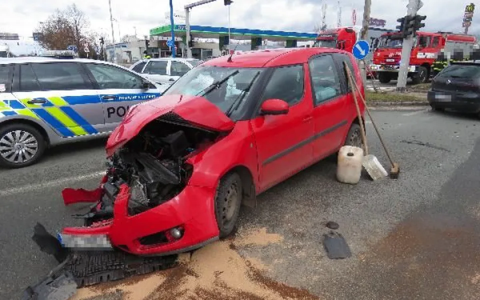 Řidič zřejmě nerespektoval červenou, policie hledá svědky nehody v Hradci Králové