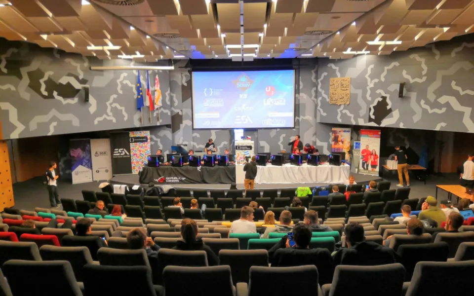 Univerzita Hradec Králové nastoupí do online derby s Univerzitou Pardubice. Studenti poměří své síly v e-sportu
