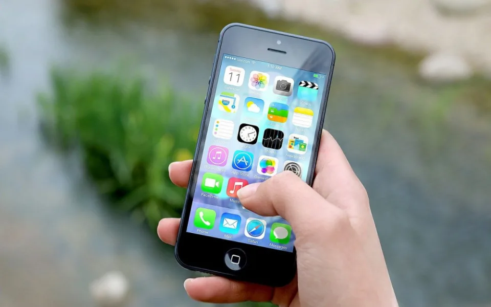 Zalepujeme kamery na noteboocích, ale zapomínáme, že telefon nás může sledovat všude