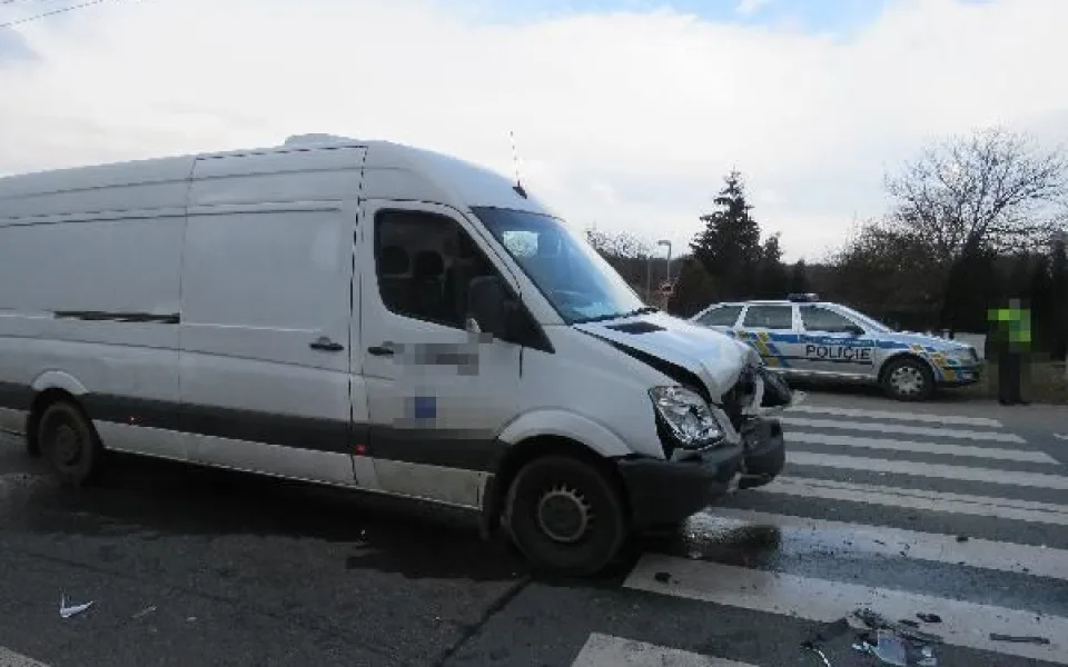 Nepozornost za volantem skončila v Hradci Králové sraženou chodkyní