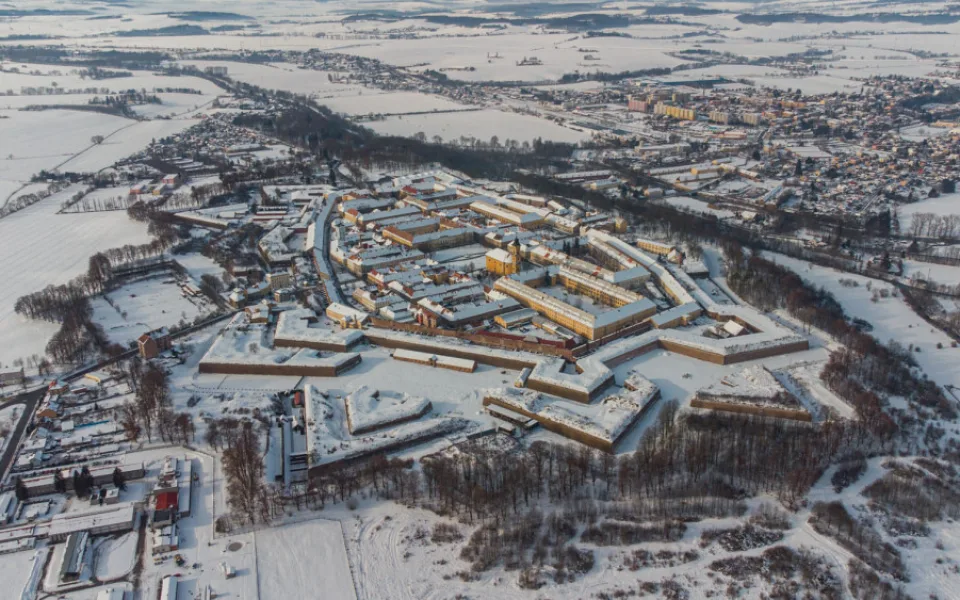 Po zimě se pokračuje v opravách hradeb pevnosti Josefov. Hotovo bude v létě