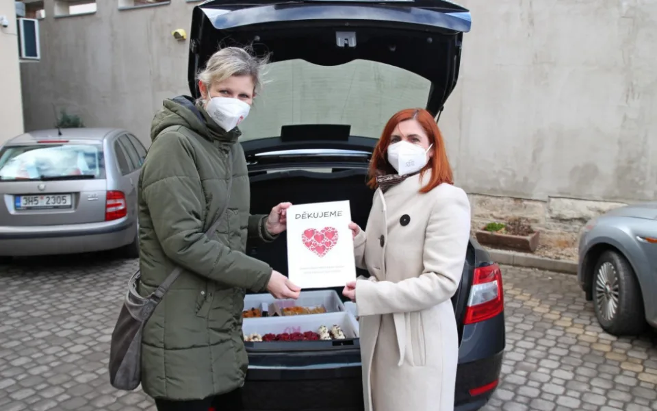 Zaměstnanci radnice uspořádali sbírku na zákusky pro zdravotníky v nemocnici