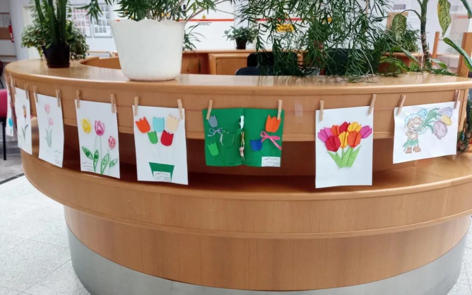 Onkologii a radiologii hradecké nemocnice zdobí obrázky tulipánů. Díla vznikala ve školkách i mezi pacienty