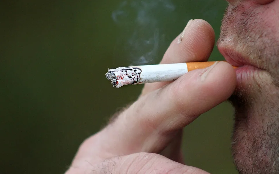 Cigareta na ulici? Kouření není důvodem pro sundání roušky, upozorňuje ministerstvo