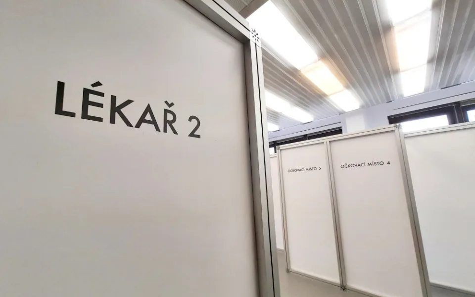 V Rychnově nad Kněžnou začal zkušební provoz očkovacího centra