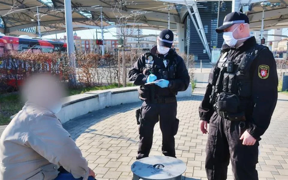 Hradeckým strážníkům přišlo poděkování za kontrolu nošení roušek
