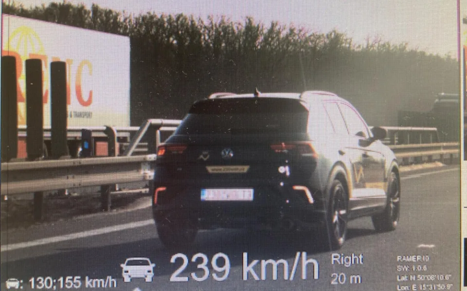 Řidič překročil rychlost o více než sto kilometrů v hodině, policie mu naměřila 239 km/h