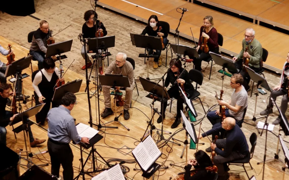 Hradecká filharmonie obvolává své abonenty, navzájem si vyjadřují podporu