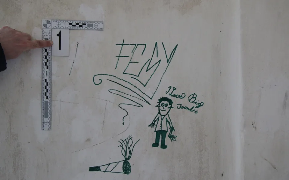 Mladík se nudil, tak pomaloval fasádu kostela v Sobotce