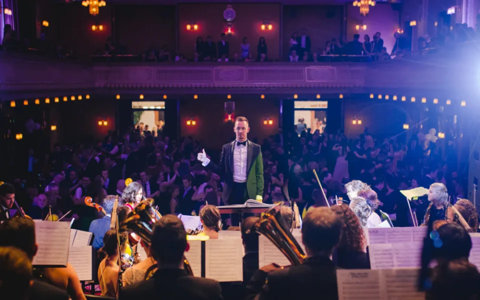Police Symphony Orchestra chtějí své fanoušky oslovit prostřednictvím „hrajících“ plakátů