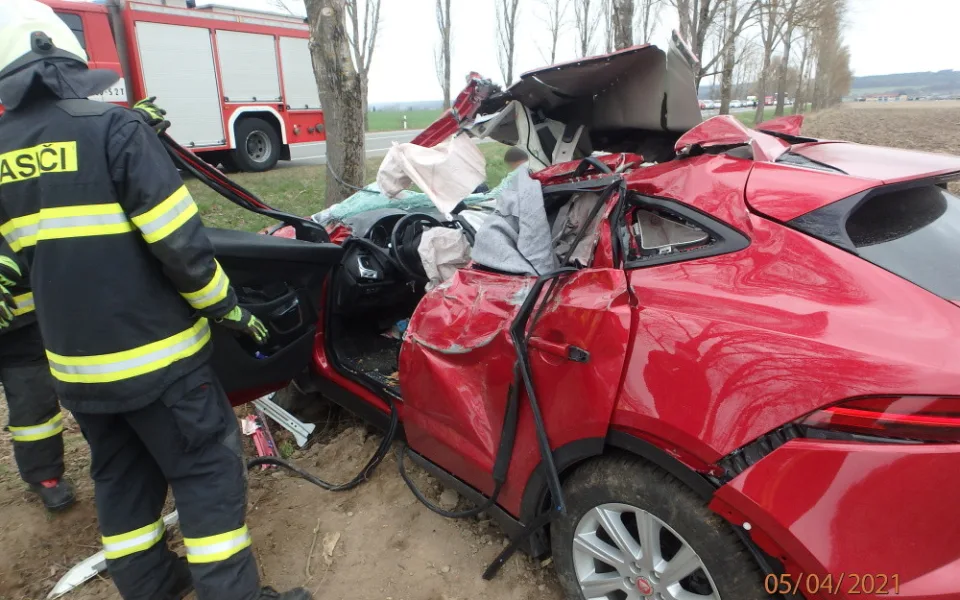 Řidička na Trutnovsku narazila do stromu, na místě zasahoval vrtulník