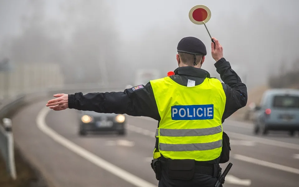 Během víkendu přes hranice okresů řidiči nejezdili, problém byla ale rychlost. Policie rozdala skoro 400 pokut