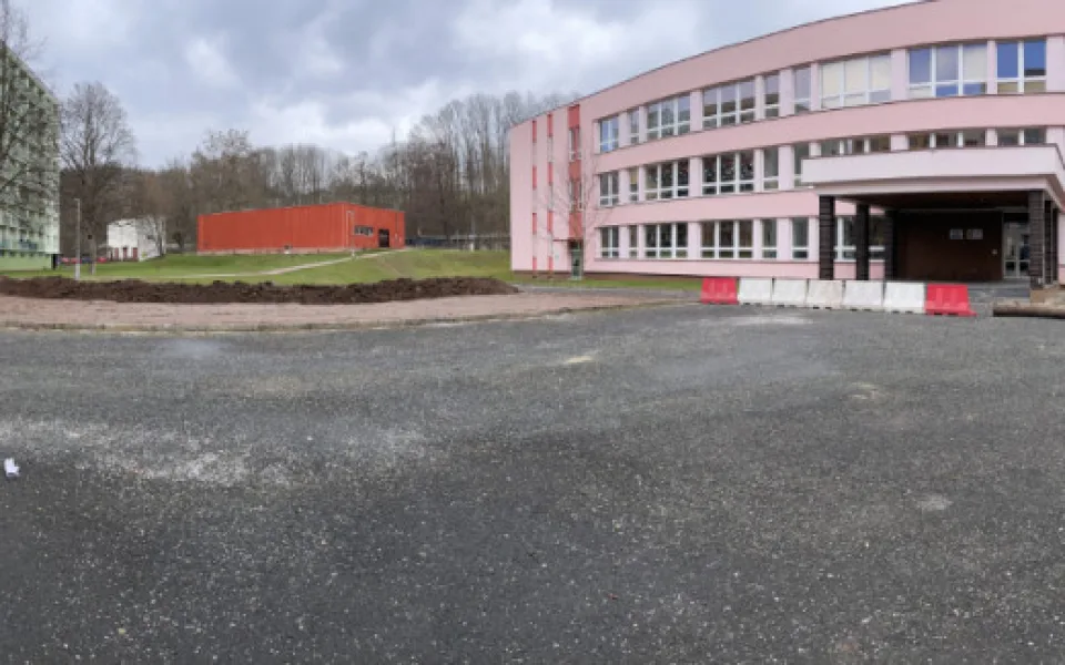 Trutnov rozšíří provizorní parkoviště na Zelené Louce. Sloužit bude pro místní 
