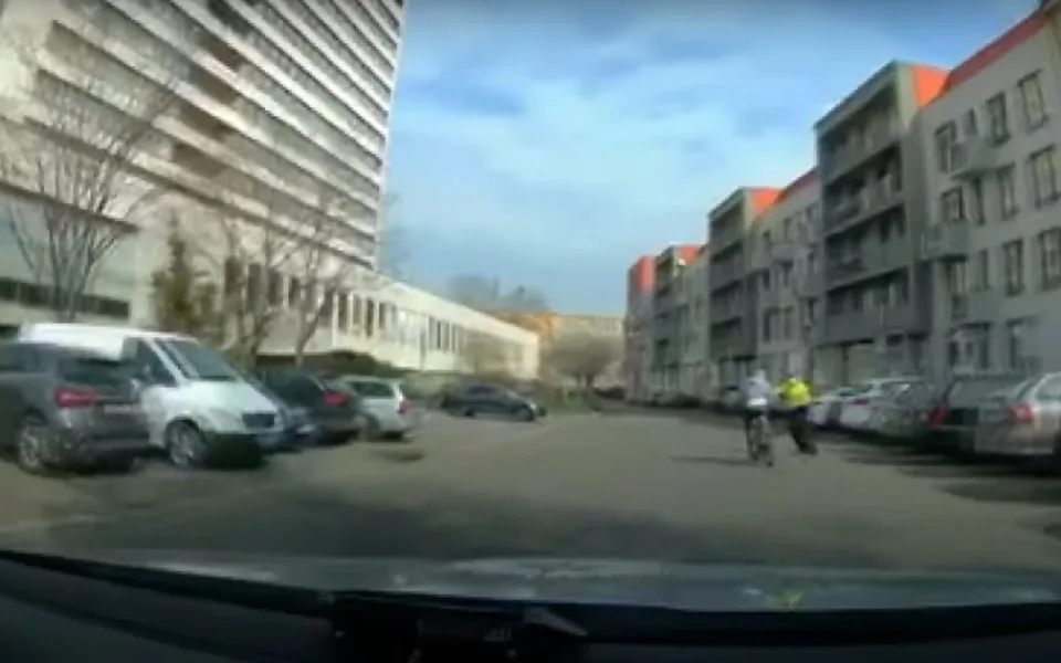 Hledaného muže, který se snažil policistům ujet na kole, „sundal“ z kola strážník městské policie