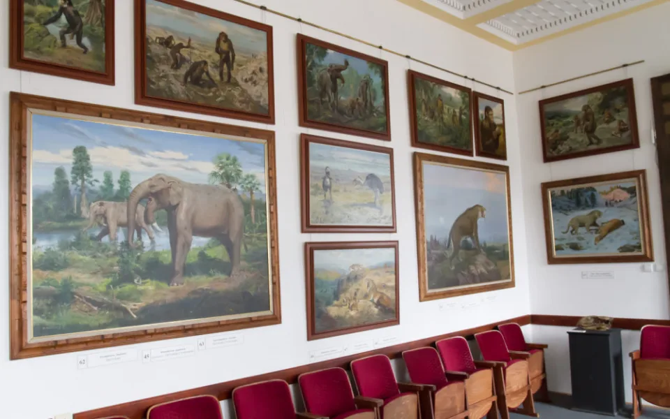 Dvorský Safari Park dnes půjčil obrazy Zdeňka Buriana pro výstavu ve Znojmě