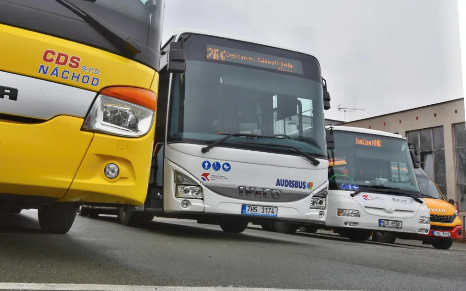 V kraji jezdí 200 nových autobusů. Hejtmanství s dopravci podepsalo smlouvu na deset let