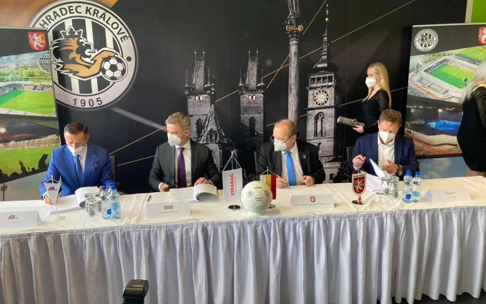 Hradec Králové podepsal smlouvu na nový fotbalový stadion. Hotovo má být do dvou let