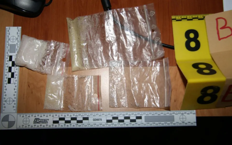 Policie zadržela dealera drog. Kromě pervitinu měl u sebe i střelnou zbraň