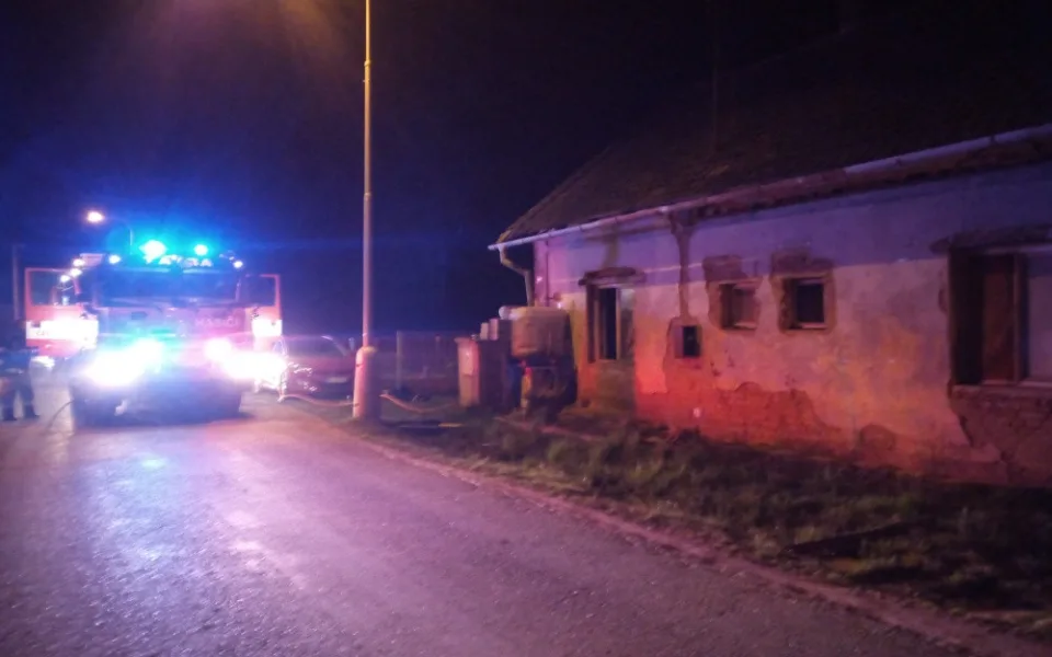 Noční požár ve Svobodných Dvorech skončil tragicky. Vyžádal si jednu oběť