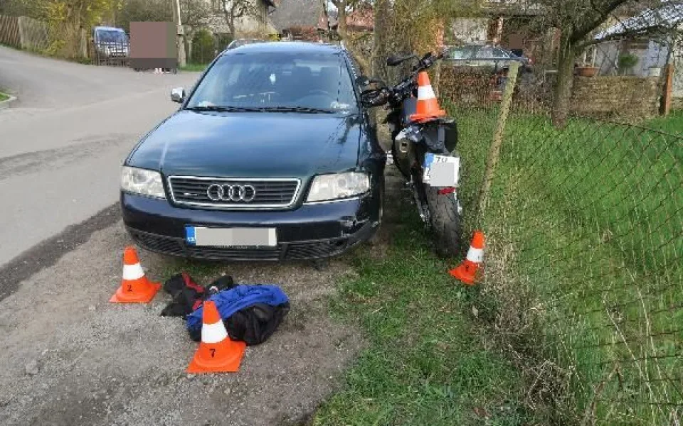 Nehoda motorkáře bez helmy na Rychnovsku skončila tragicky