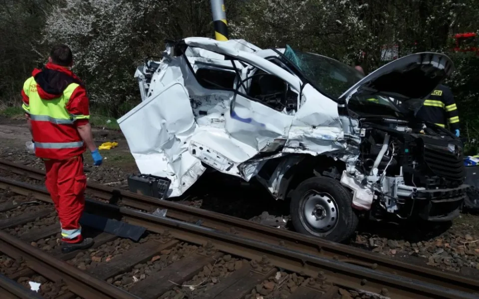 Na Rychnovsku se srazil vlak s dodávkou. Nehoda má jednu oběť
