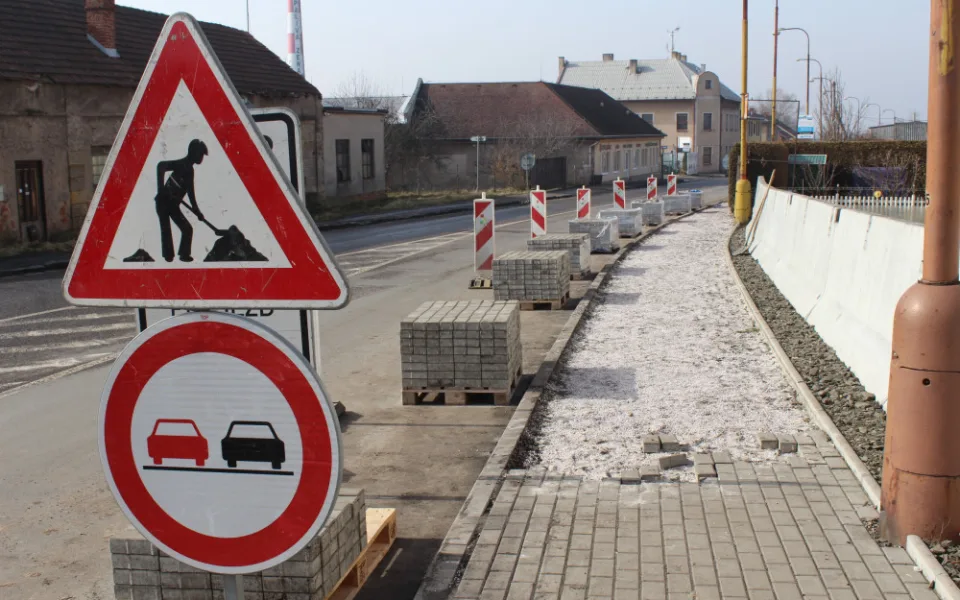 Oprava objízdné trasy v Hořicích se přesunula do další etapy. Kompletně hotovo bude za 14 dní
