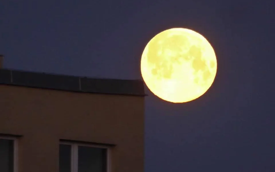 Na dnešek připadá superúplněk. Měsíc bude oproti běžným úplňkům o 13 procent větší