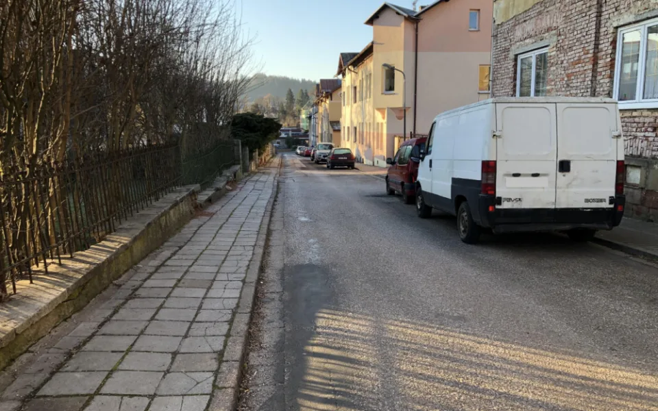 Trutnov plánuje kompletní výměnu ulice V Domcích. Rodiče budou muset vodit děti do školy pěšky