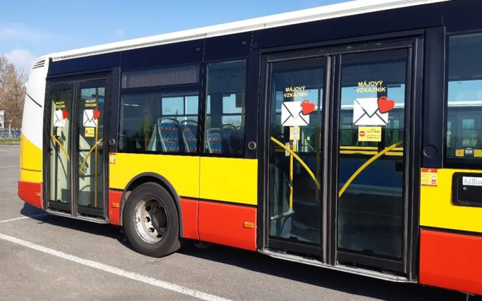 Do hradeckých ulic dnes vyrážejí MHD s láskyplnými vzkazy