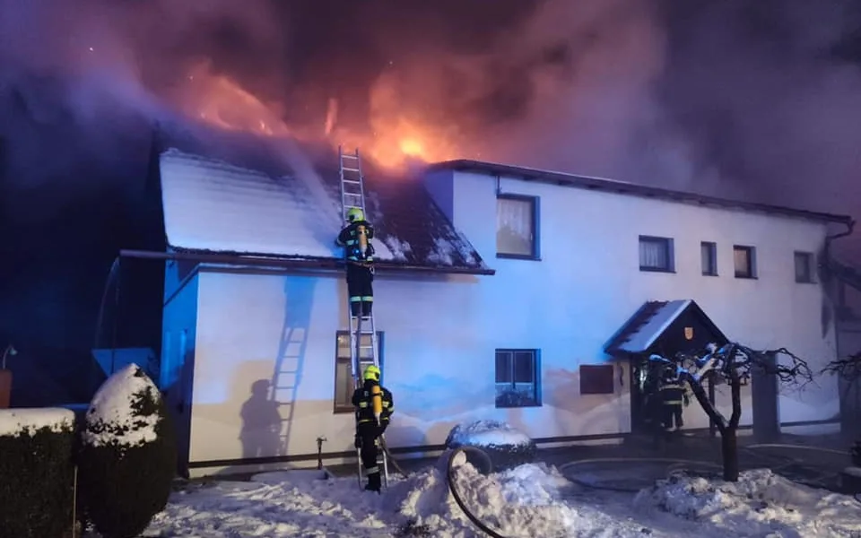 Rodině na Rychnovsku shořel dům, lidé jim ve sbírce přispěli 650 tisíc