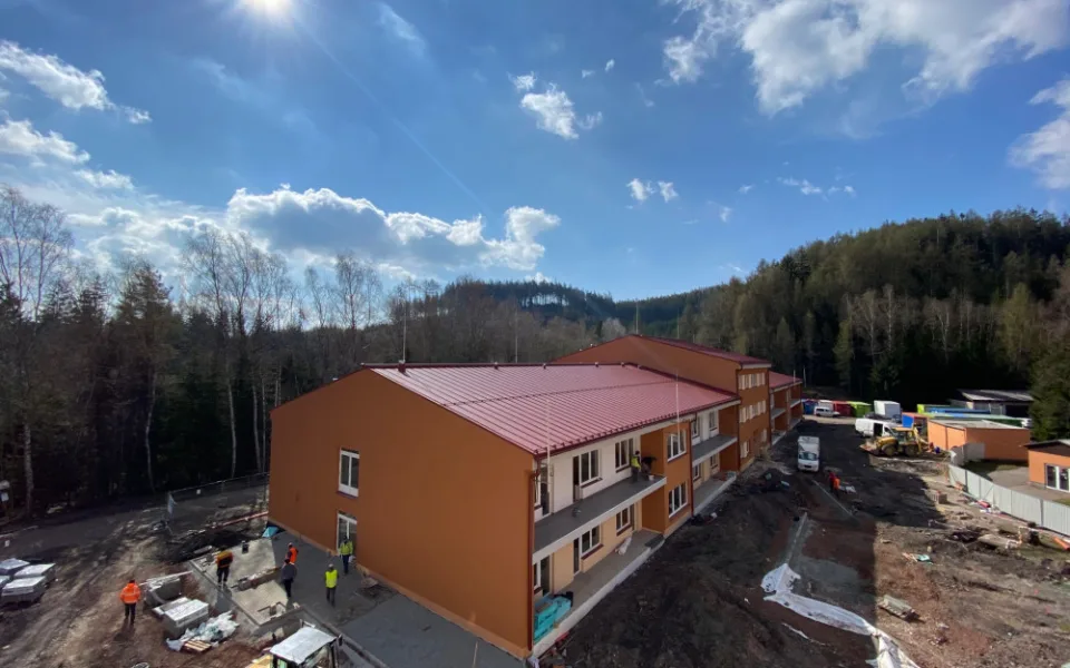 Stavba nového domova seniorů v Tmavém Dole finišuje. Klienti se budou stěhovat ještě letos