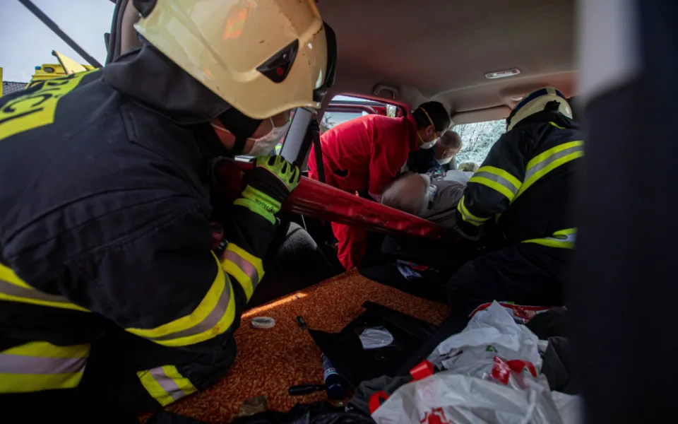 Ke srážce osobáku s nákladním autem letěl vrtulník. Řidiče bylo třeba vyprostit