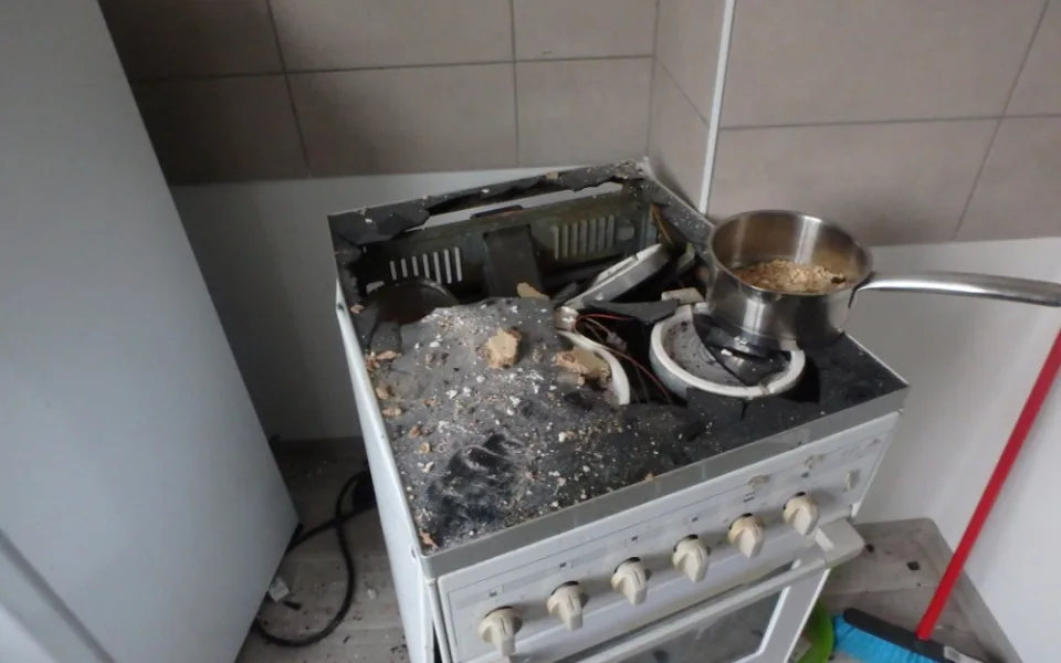 V Malých Svatoňovicích vybuchla kartuše, zničila okna a vybavení kuchyně