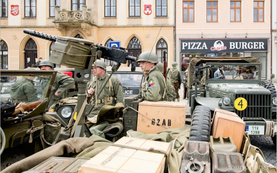 Do Hořic a Velichovek přijel konvoj americké historické techniky
