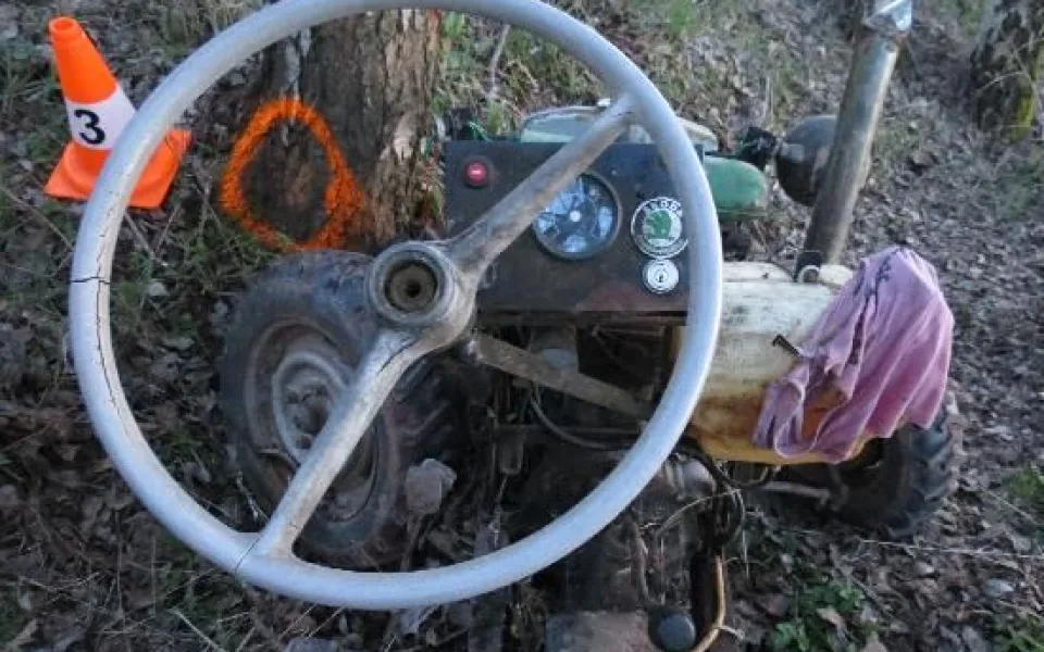 Na Trutnovsku boural podomácku vyrobený traktor, řidiče transportoval vrtulník do nemocnice