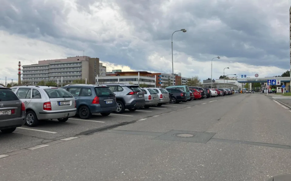 Parkování u Fakultní nemocnice Hradec Králové je peklo. Co na to zastupitelské kluby?