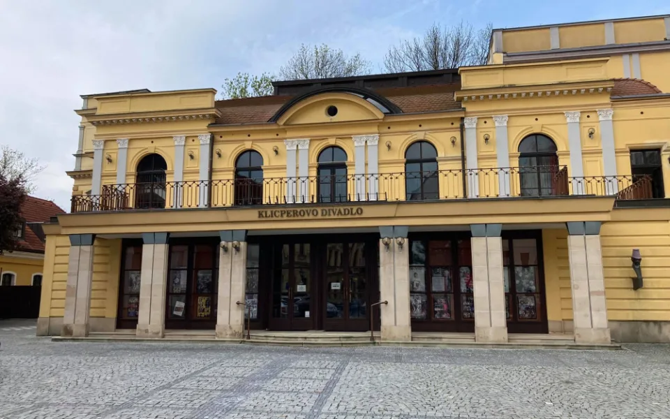 První diváky přivítá Klicperovo divadlo na začátku června. Uvede hru inscenaci Hana