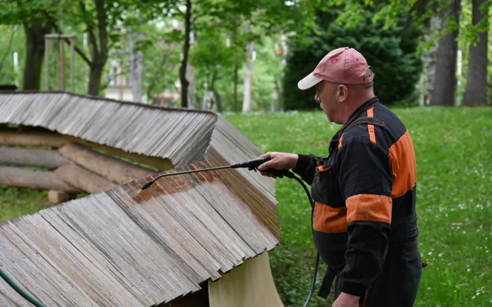 Kostel sv. Mikuláše v Jiráskových sadech dostává ochranný nátěr. Prodlouží životnost materiálu