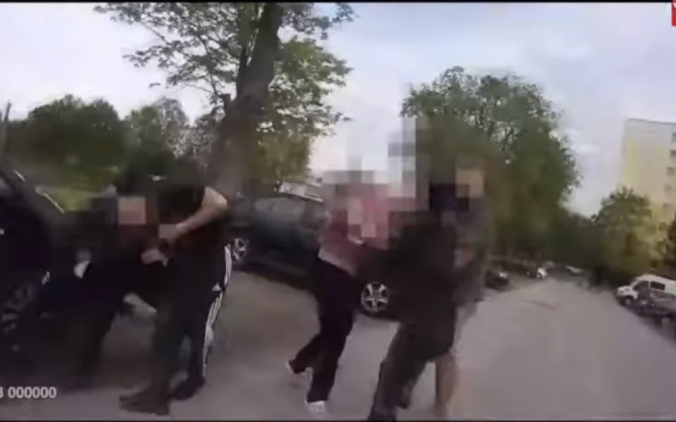 Hradečtí policisté řešili partu agresorů. Rvačku zachytila služební kamera   