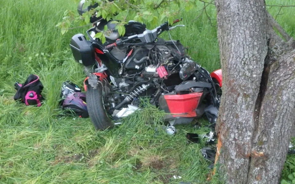 Ve Chvalkovicích narazila čtyřkolka do stromu, spolujezdkyni transportoval vrtulník do nemocnice