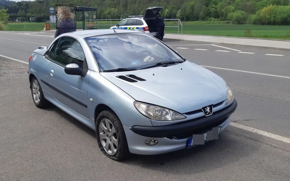 Brala příkopy i ostatní auta. Řidička nadýchala přes 3,5 promile