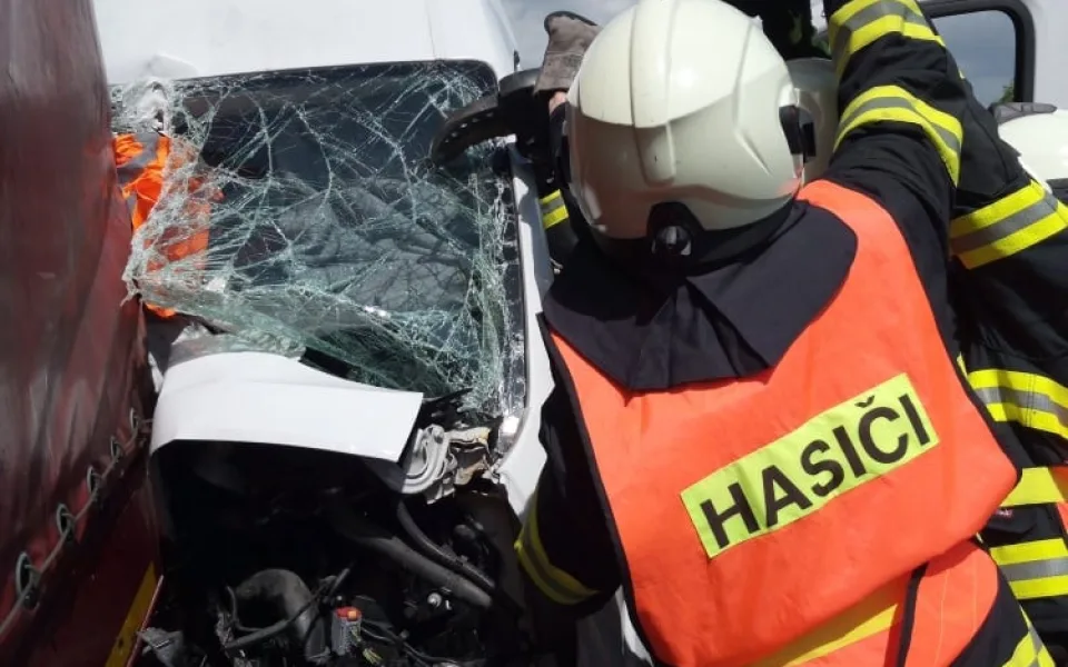 Vážná nehoda kamionu s dodávkou uzavřela obchvat Hradce Králové. Na místo letěl vrtulník